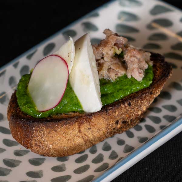 Bruschetta con crema di friarielli, salsicca et provola